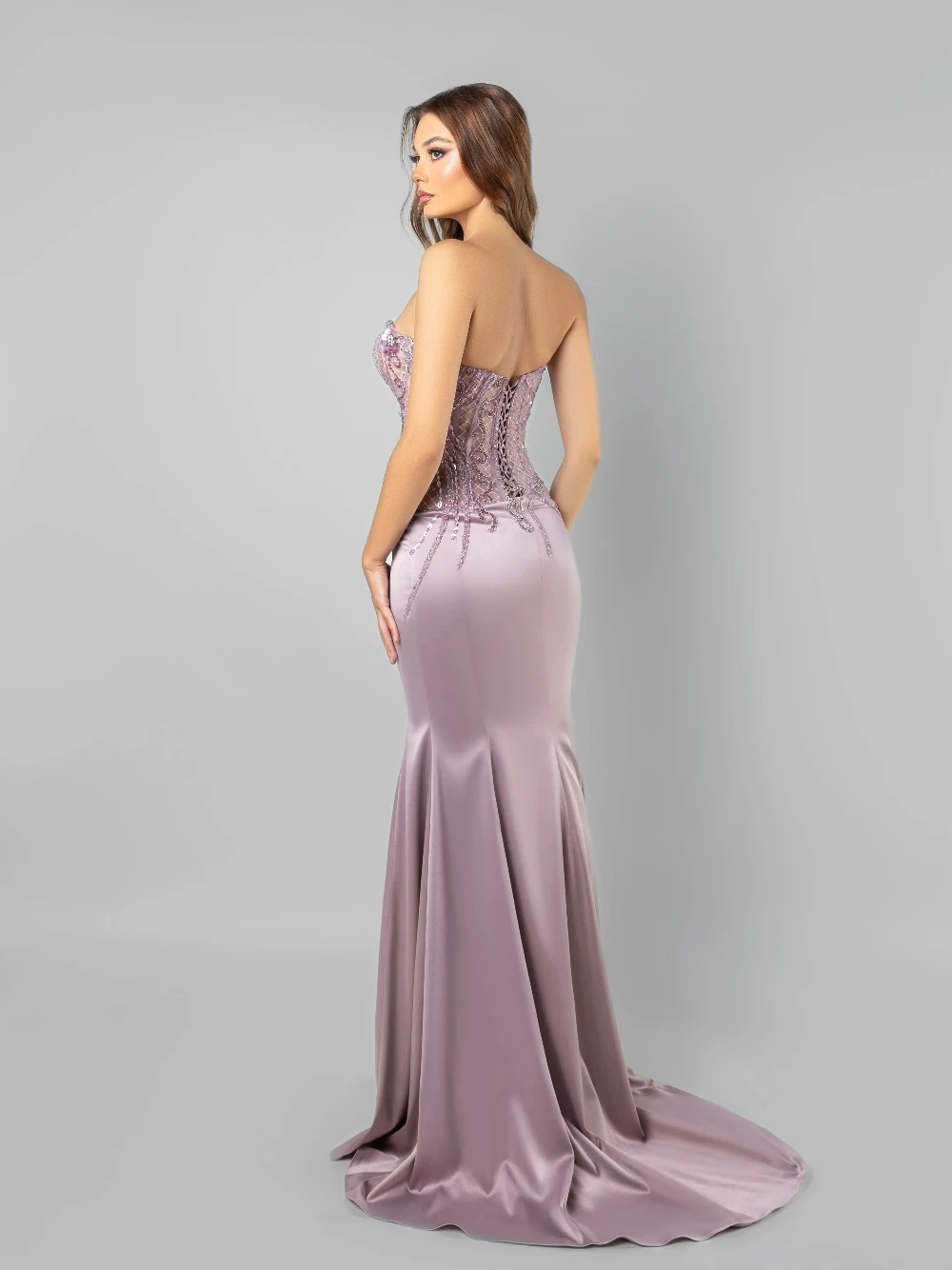 Elegancka sukienka wieczorowa w kolorze lawendowym, z dekoltem w kształcie serca, o kroju syreny, z kwiatowym, prześwitującym gorsetem, zdobiona koralikami, wiązana na plecach, idealna na przyjęcie weselne.