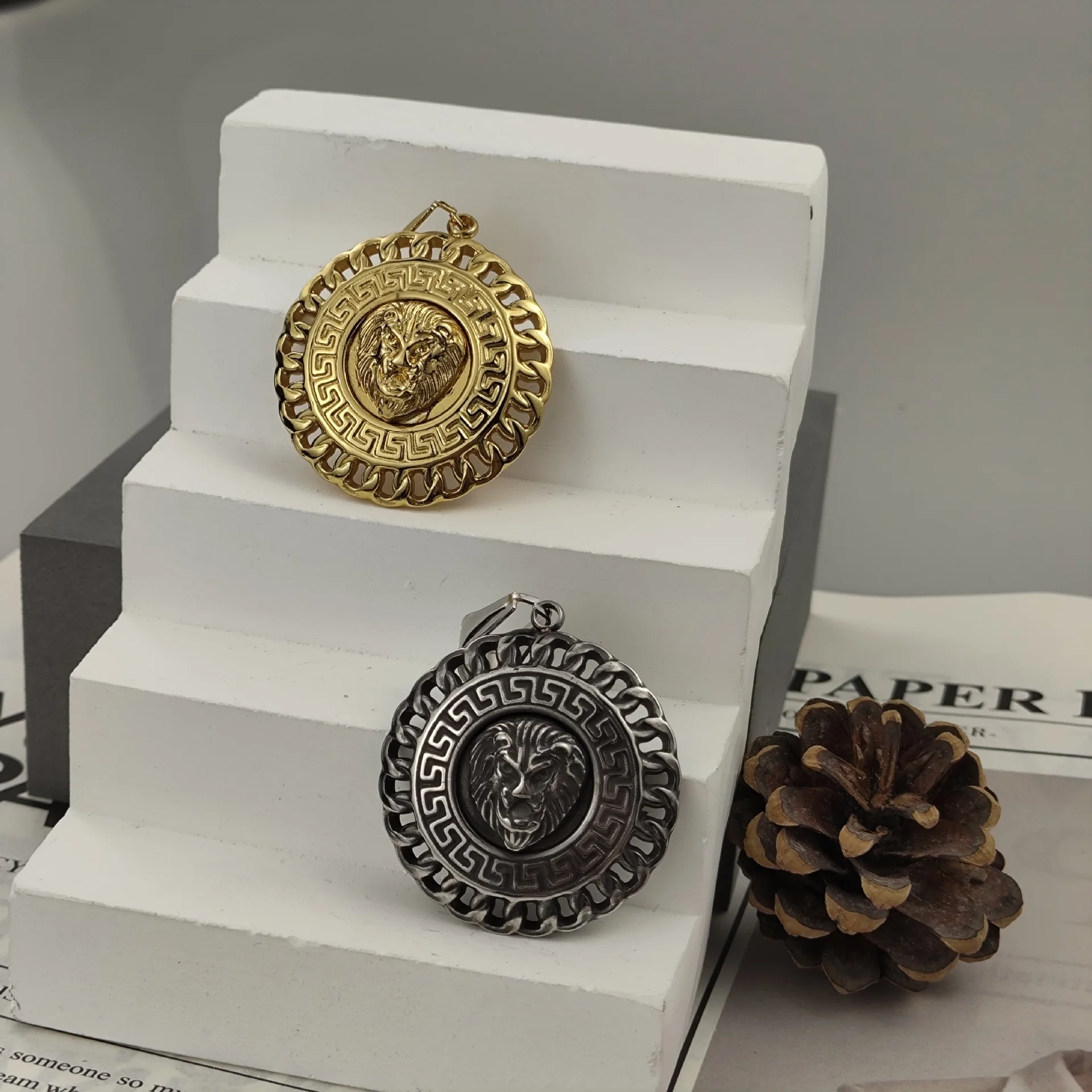 `Men Hollow Greek Key Pattern Lion Head Pendant Necklace 316L Stainless Steel Gold Plated Vintage Round Totem Hip Hop Fashion Je