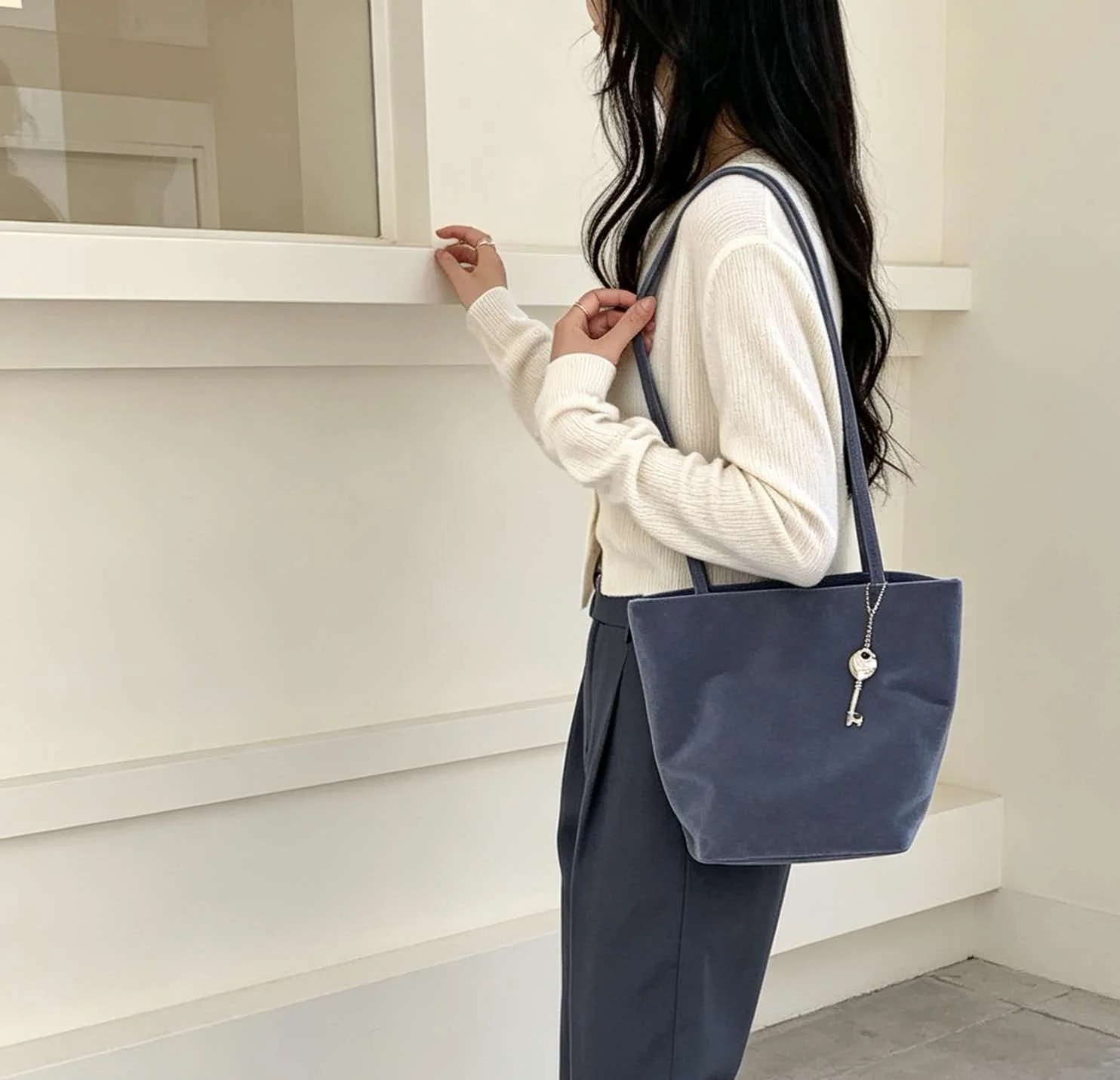 Velvet Commuter Bag Autumn/Winter Large Capacity Retro Fashion Tote Shoulder Water Bucket Relaxation Basket for Women