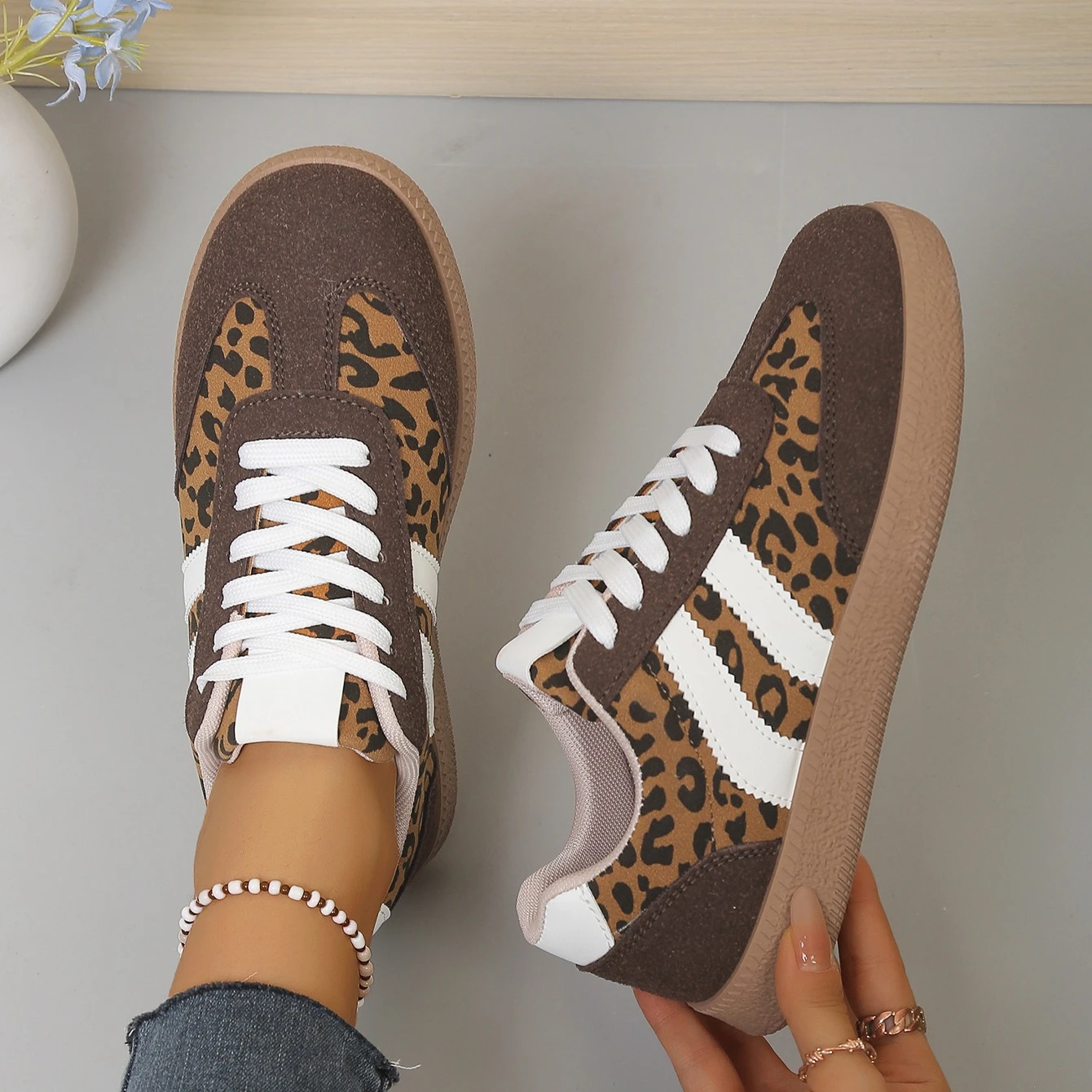 2026 Herbst Damenmode Wildleder-Sneaker mit Doppelschnalle und Metall-Details Leichte Atmungsaktive Bequeme Freizeitschuhe – Detail 3