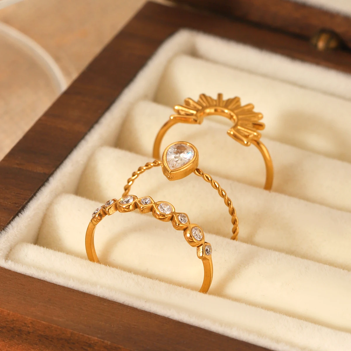 

Huang Chao Zircon Inlaid Lightweight Luxury Jewelry Ring Set For Women's Stainless Steel Geometric Ring Gift For Woman