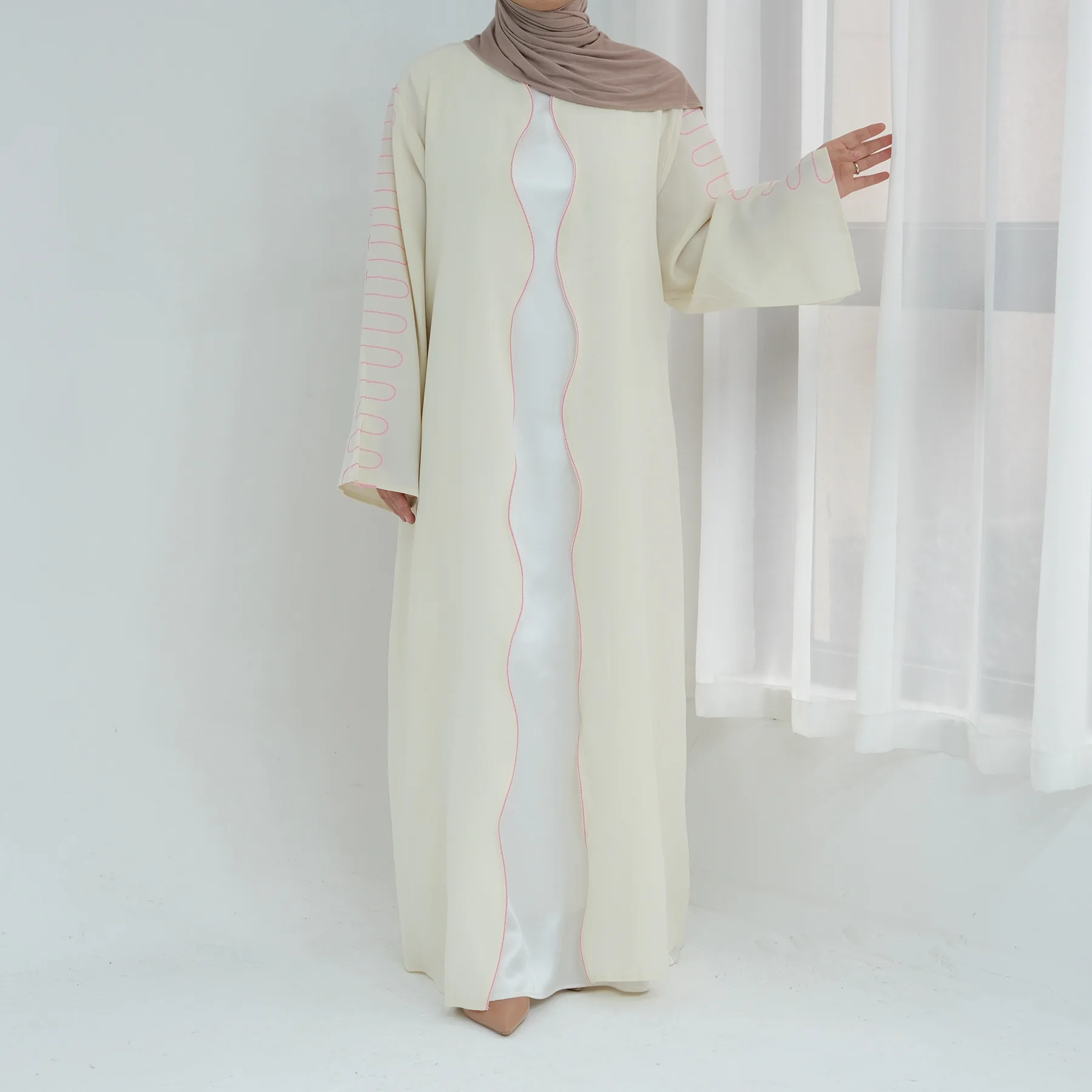 2025 Heißer Verkauf Dubai VAE Elegante muslimische Abaya Frauen islamisches hellfarbenes rosa gefüttertes Stickdesign für Märkte im Nahen Osten