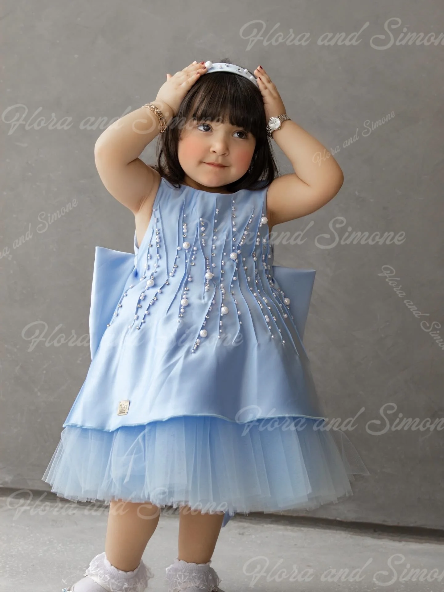 Vestido de niña de flores esponjoso sin mangas elegante de satén azul con lazo de perlas personalizado para fiestas de boda de vacaciones de primera comunión