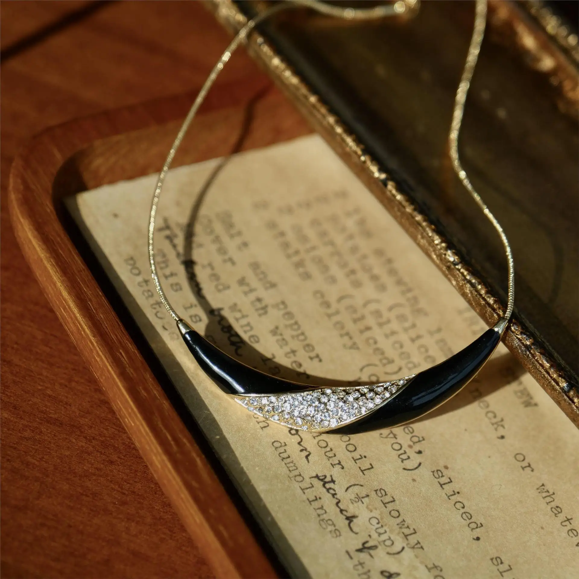 

"Jazz Age" Gothic Black Enamel Zircon Necklace Minority Design Clavicle Chain Temperament High Sense Retro