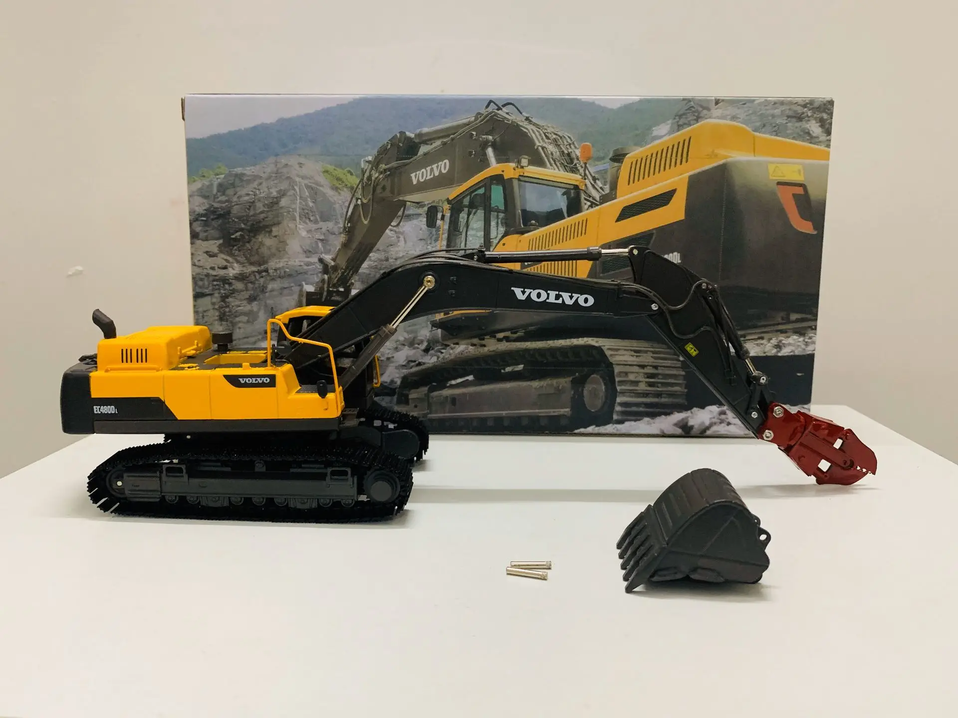 EC480DL Crawler Excavator/Demolition Machine 1/50 Scale Die-Cast Model NEW