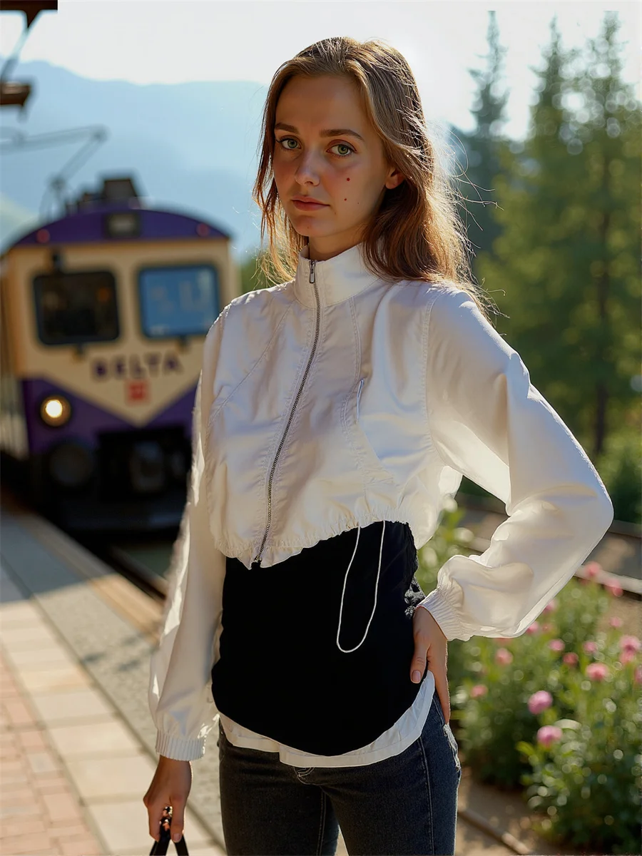 سترات مقصوصة ذات ثنيات وسحاب مزدوجة الجوانب سترة للموسم الجديد للنساء للربيع بقلنسوة واسعة للحفلات أنيقة ومخططة غير لامعة