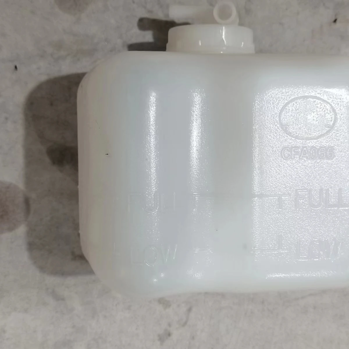 Coolant Overflow Reservoir Water Tank For Mitsubishi Montero Pajero L200 MB605260
