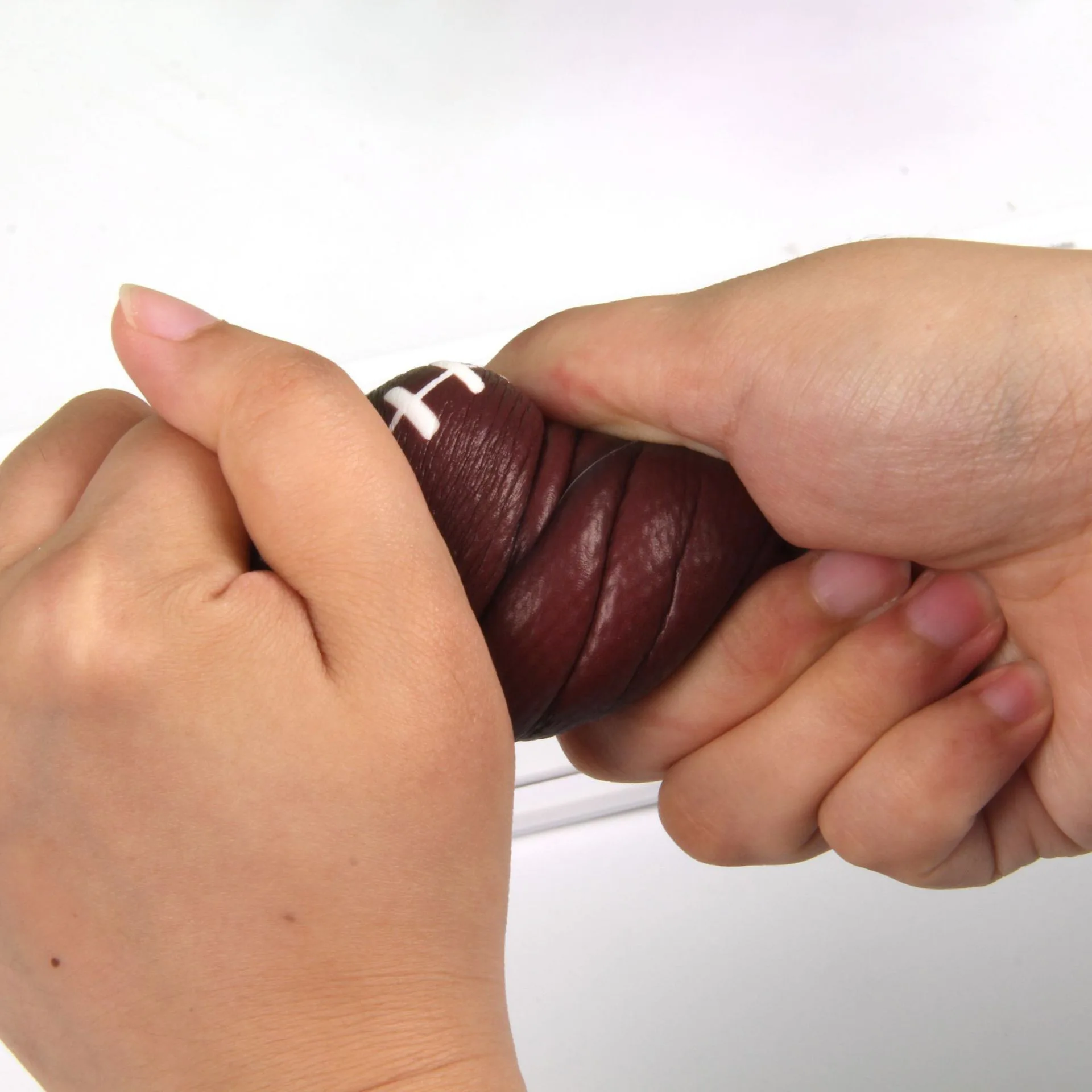 Mini morbido PU anti-stress piccolo rugby relax agitarsi giocattoli ufficio bambini marrone rilascio di pressione marrone rimbalzante spremere giocattolo antistress