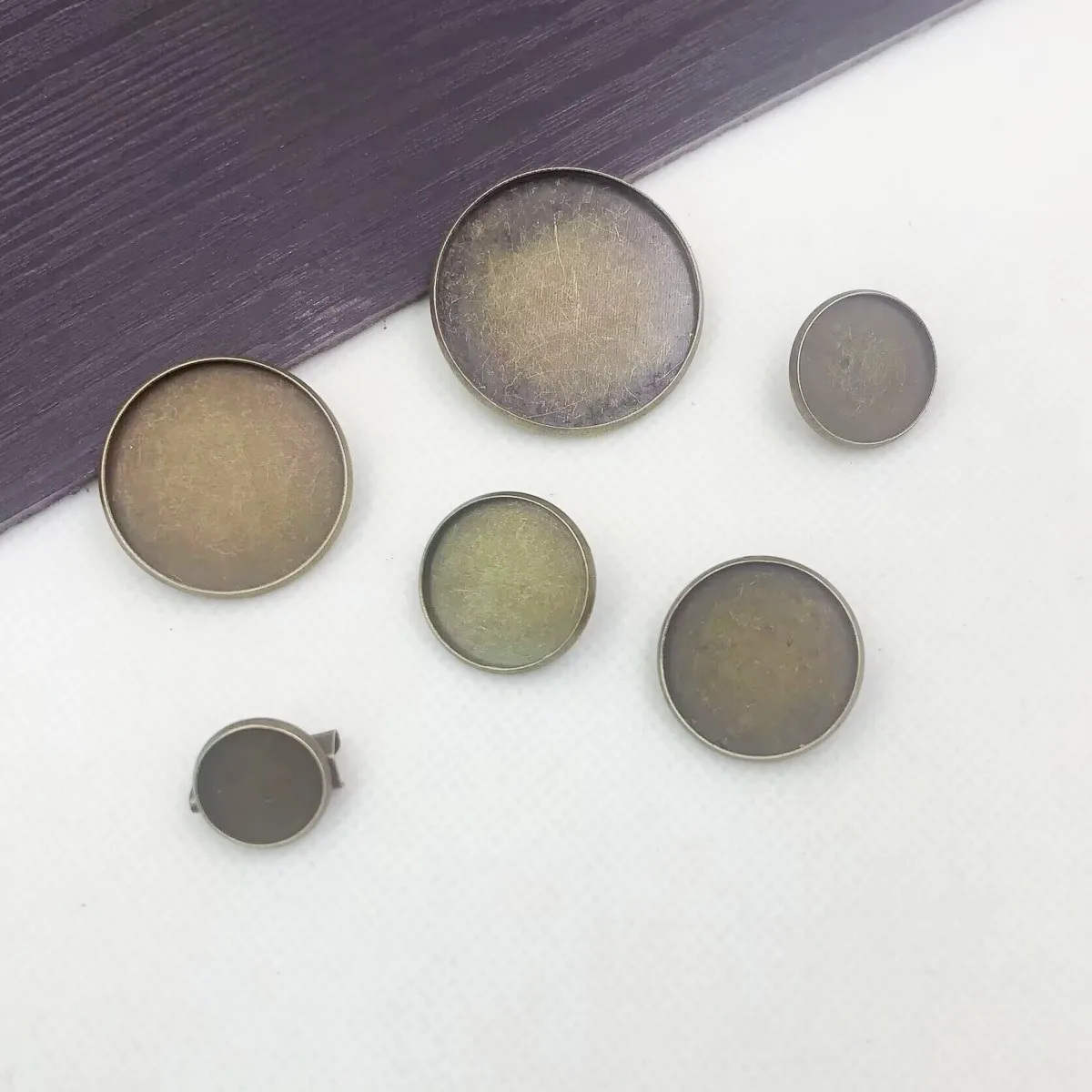 Onebeading المعادن خمر بروش مستدير إعداد فارغ الحافة قاعدة كابوشون مع الداخلية Dia.12mm 16mm 18mm 20mm 25mm 30mm 20pcs