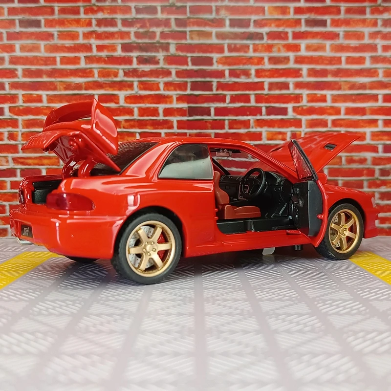 1:32 سوبارو WRXSTI سبيكة نموذج سيارة رياضية باب وغطاء محرك السيارة يمكن فتحها به محاكاة وظائف الصوت والإضاءة