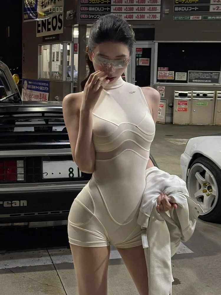 

Комбинезон с эффектом похудения, высоким воротником и короткими брюками, с декоративными элементами в стиле Future Tech, облегающий крой, короткие шорты