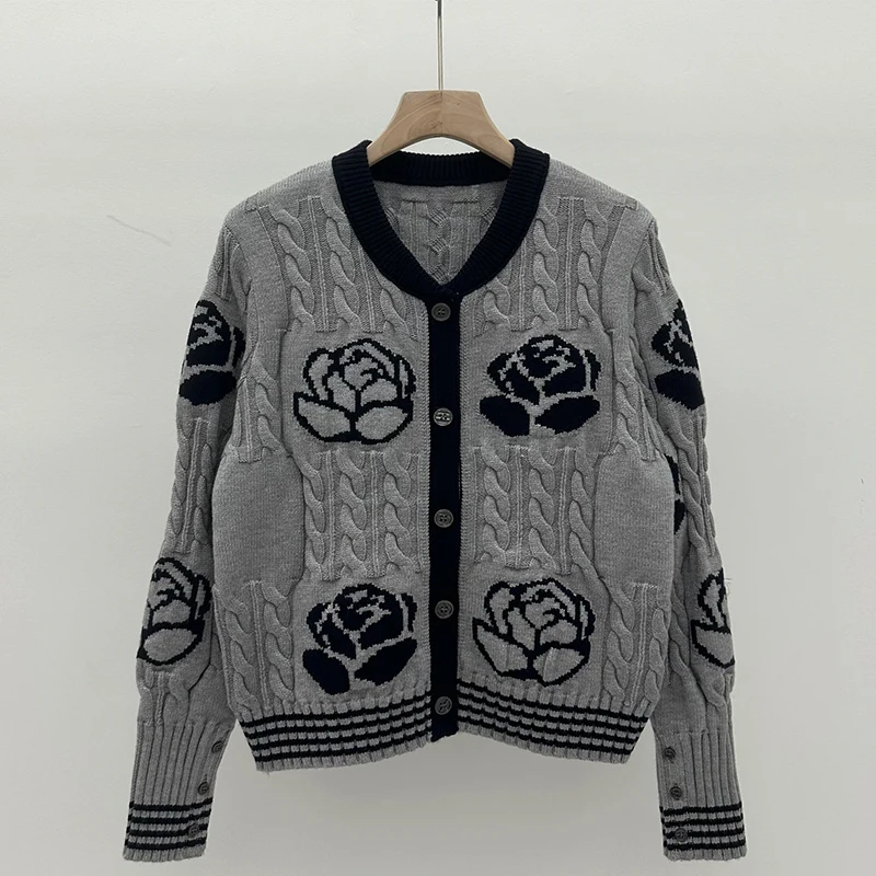 سترة متماسكة مطرزة بالزهور سترة نسائية لخريف وشتاء 2025 بأكمام طويلة ورقبة دائرية ملابس تريكو أنيقة