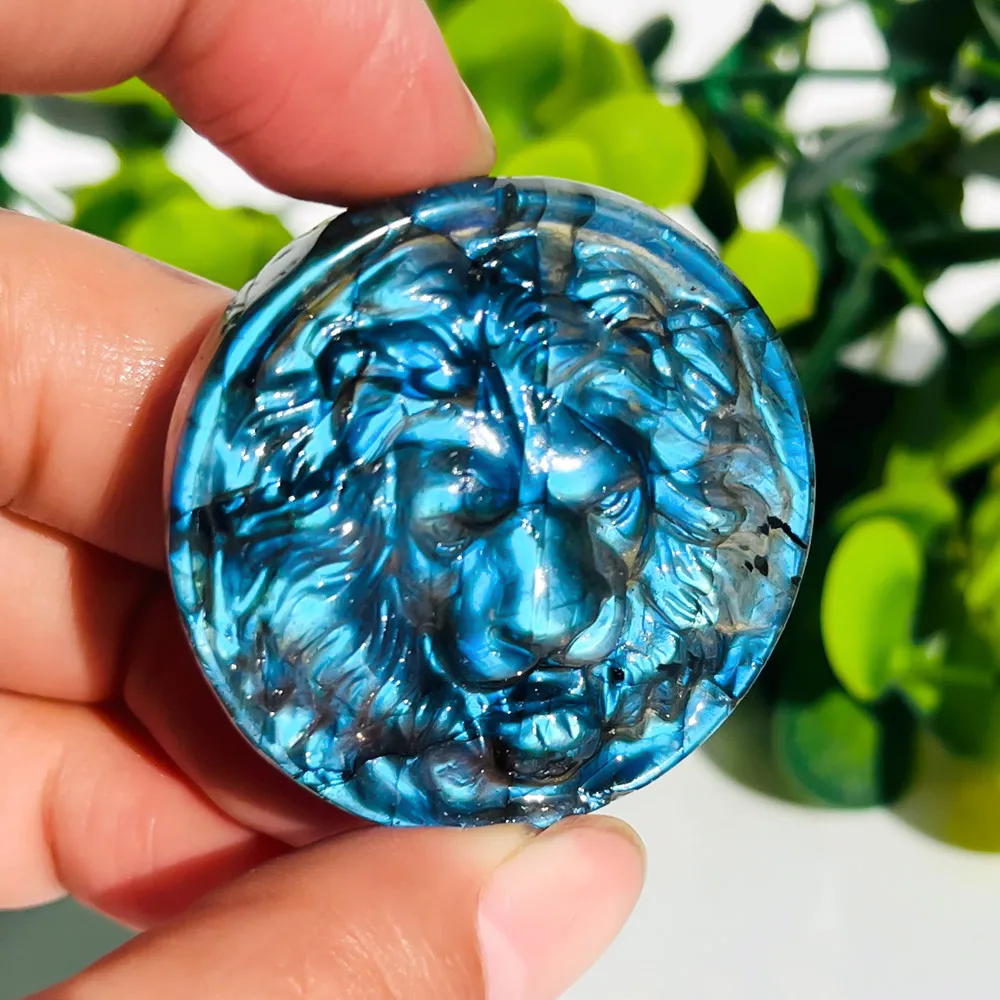 Estatua de León de placa redonda de labradorita hecha a mano, piedra Circular iridiscente de color para manualidades DIY, regalo único para Chr, 1 ud.