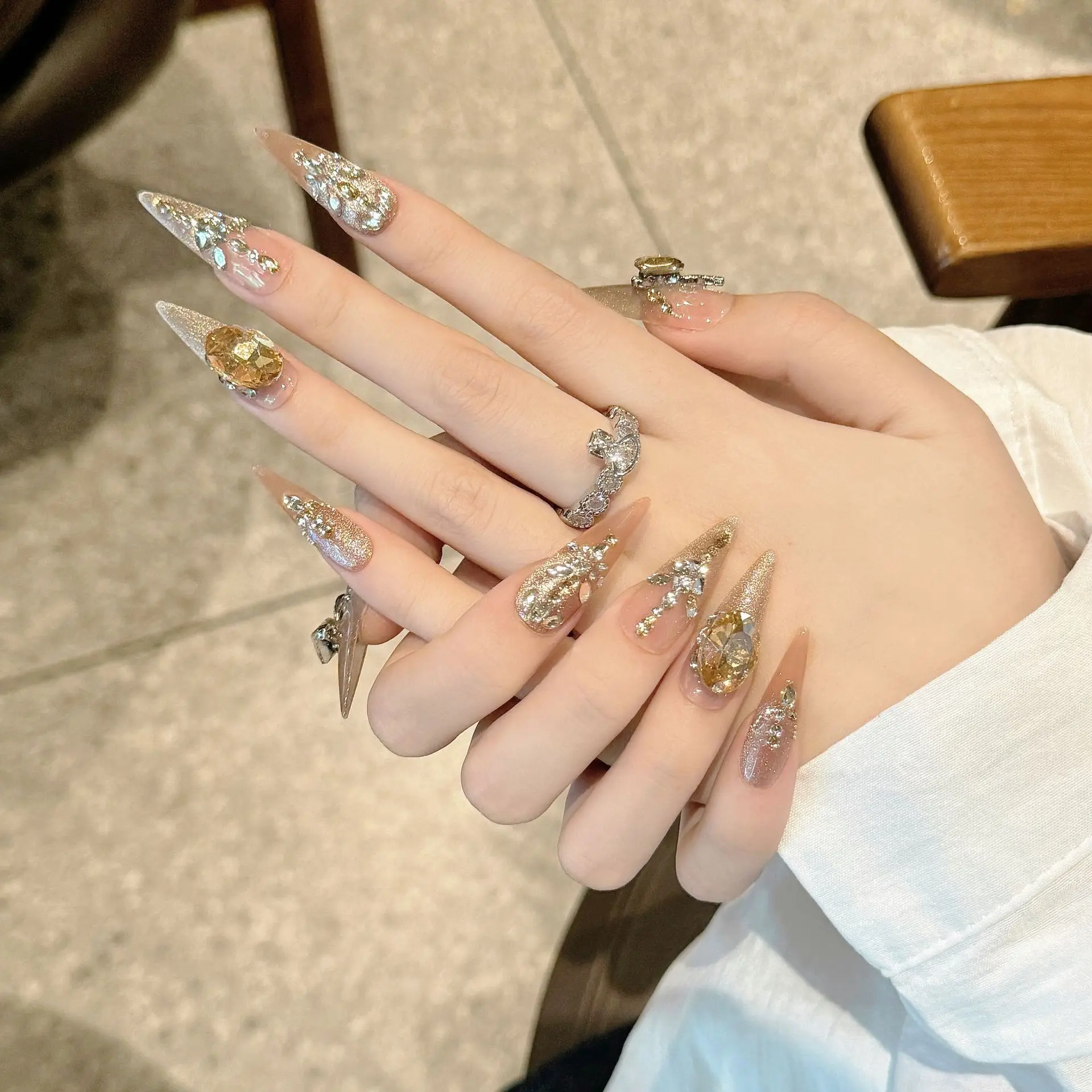 Autumn and winter high-grade light luxury champagne broken diamond cat eye flash white pure hand-worn nail