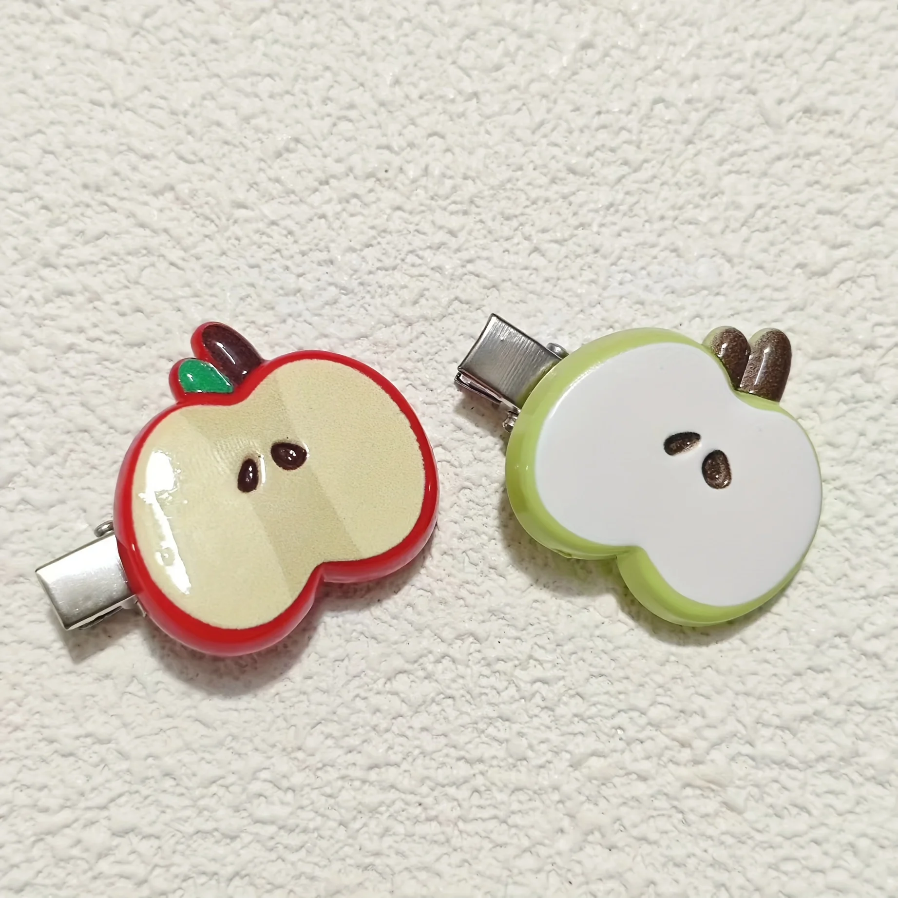 2 Stück Apfel-Haarspangen in Grün und Rot, schlichter Stil, Krokodilklemme, Pony-Accessoire, Geburtstagsgeschenk, Partygeschenk – Detail 2