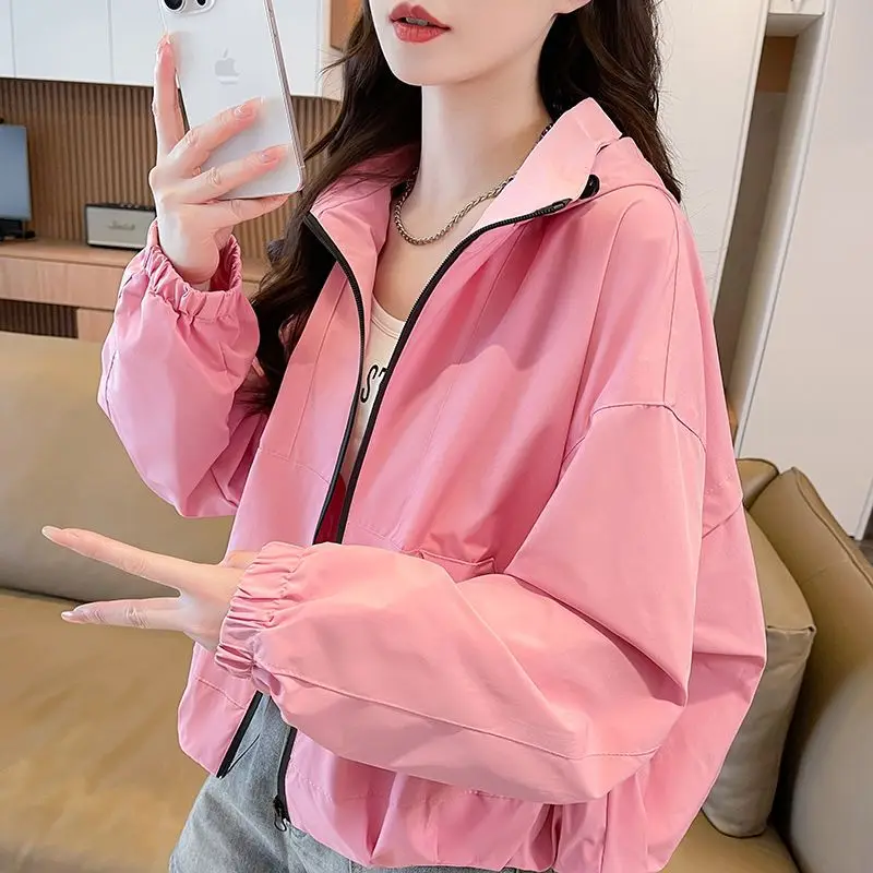 سترة نسائية قصيرة بقلنسوة موضة 2026 معاطف ربيعية جديدة فضفاضة باللون الوردي للدراجات النارية معطف أساسي قصير مصدات الرياح في الشارع #1