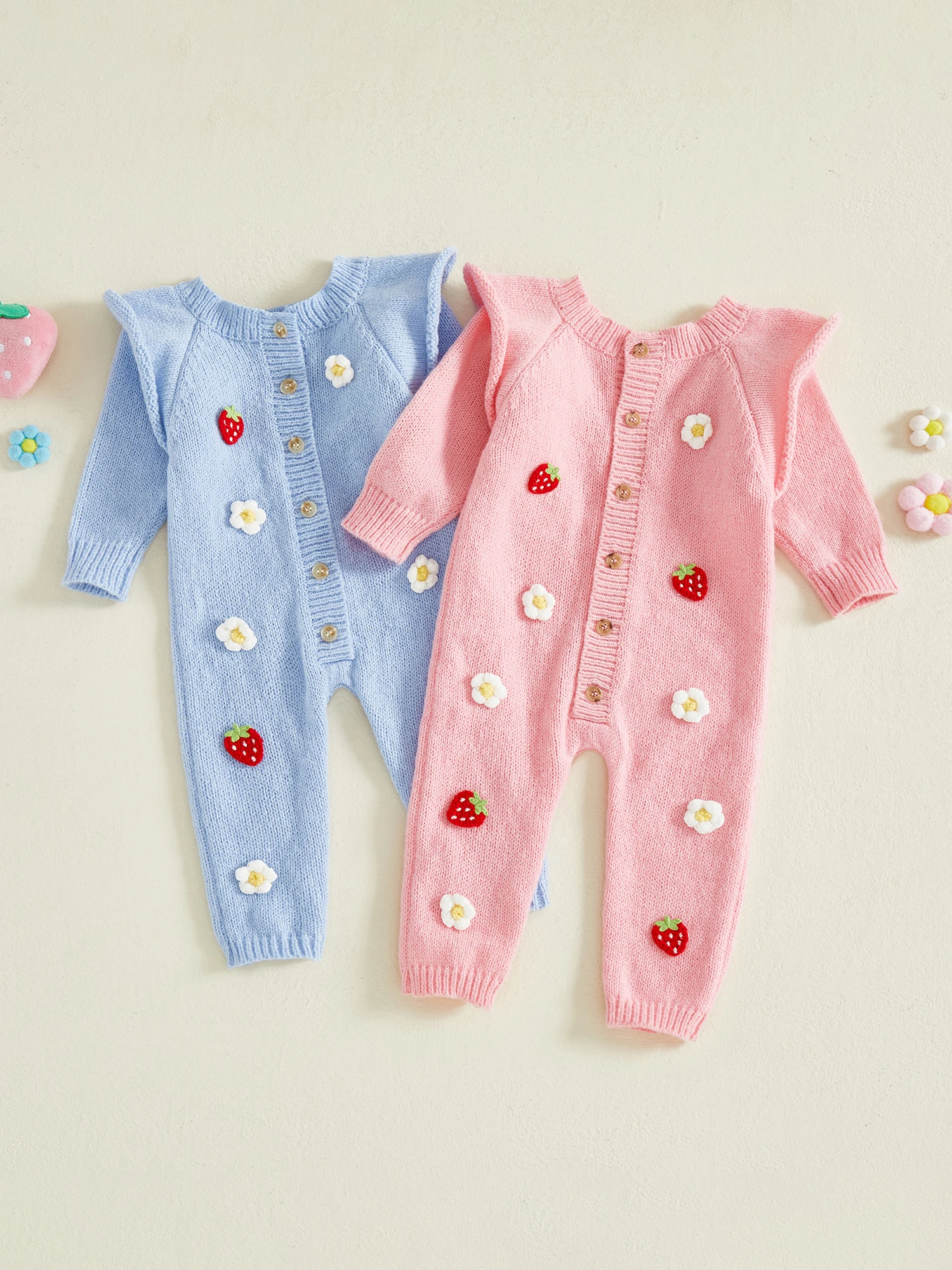 بدلة قفز محبوكة بأكمام طويلة ورقبة دائرية وأزرار سفلية مع ديكور زهرة الفراولة الكروشيه