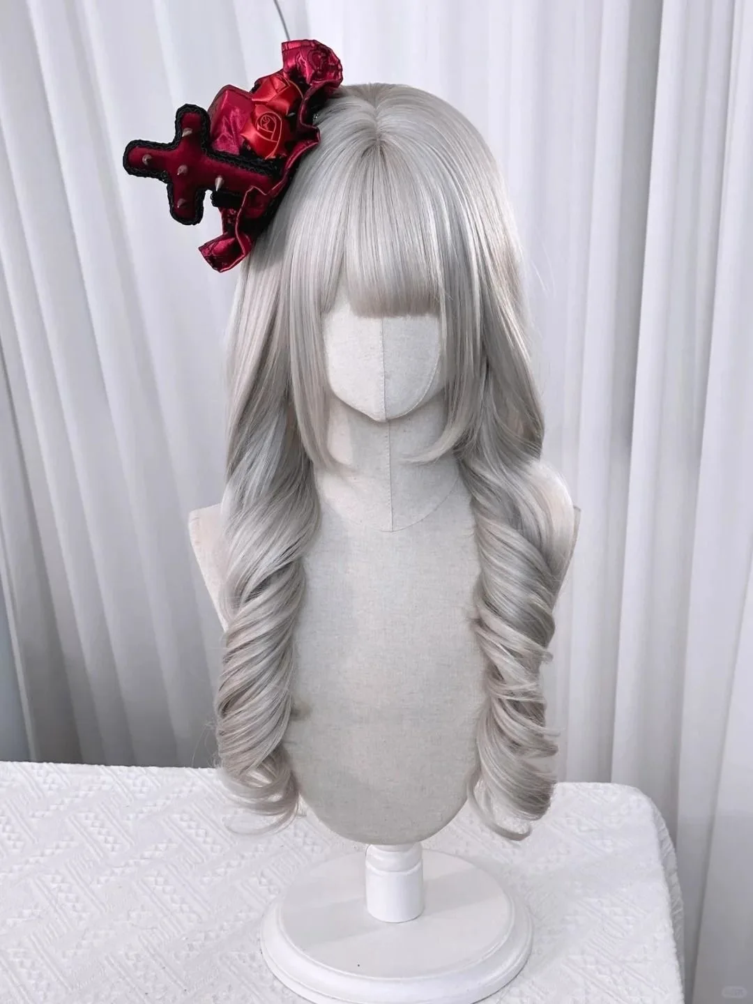 Grijze pruik, lang haar, gesimuleerd hoofd van kunsthaar, anime-spelaccessoires, cosplay, volledig hoofddeksel, krullend haar, fotoshow rekwisieten