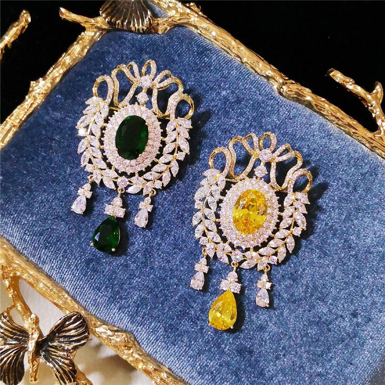 Retro Palace Corsage Elegant Temperament Crystal Dangle Brooches High-end Luxury Micro-inlaid Zircon Clothing Accessories Pins