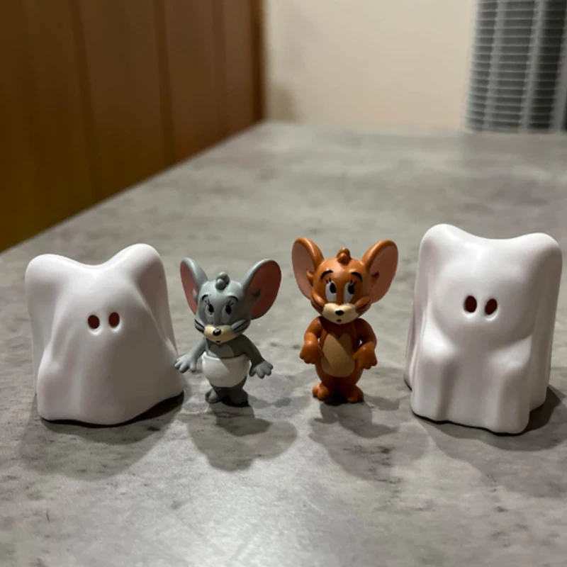 TAKARA TOMY 4pcs Gashapon Tom และ Jerry Ghost เครื่องแต่งกาย Hide-And-Seek อะนิเมะรูปของเล่นสําหรับของขวัญเด็กสะสมเครื่องประดับ