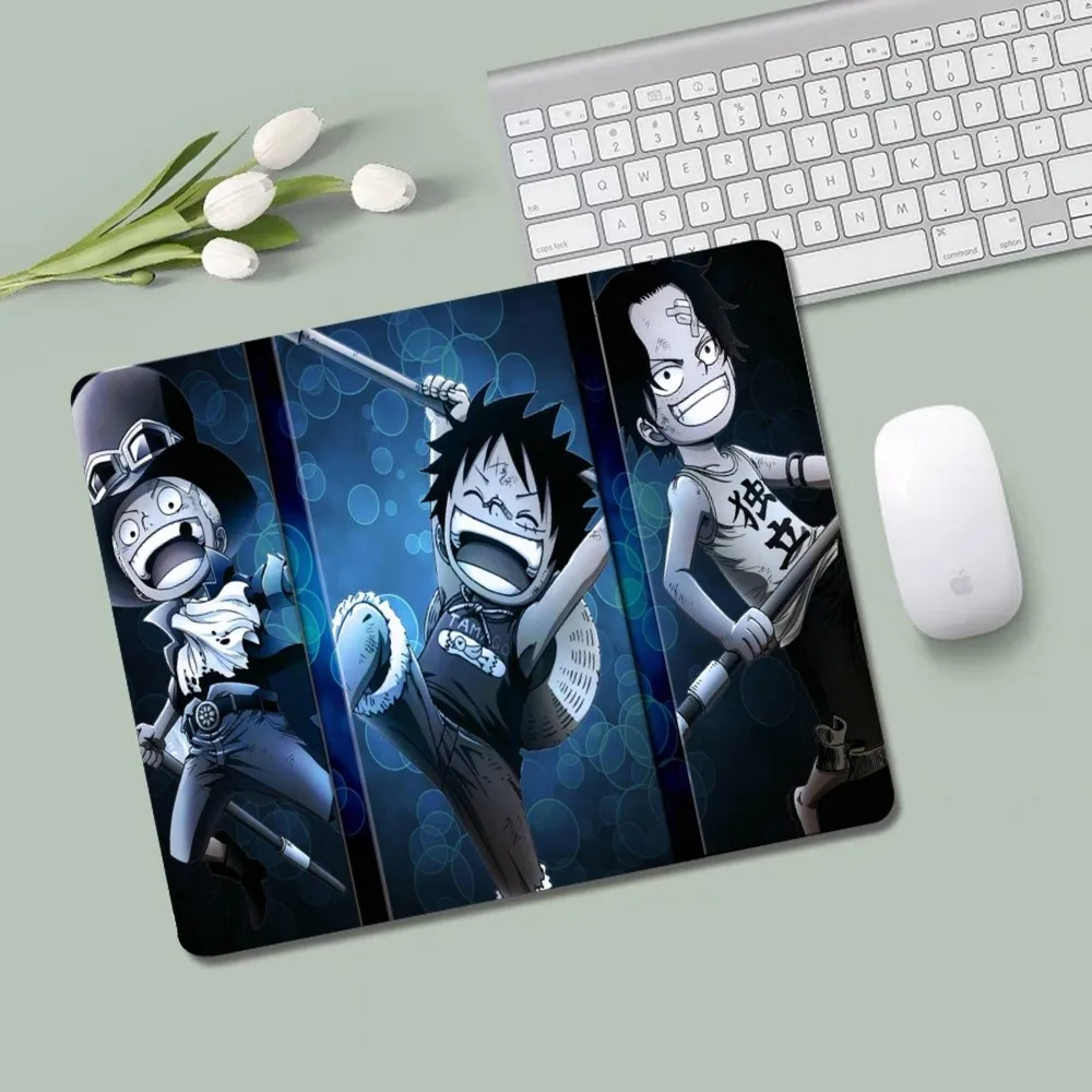 Anime ein Stück Mouse pad ins Flut kleines Büro Student Gaming verdickt Schreib block rutsch feste Kissen Mauspad für Maus Teppich