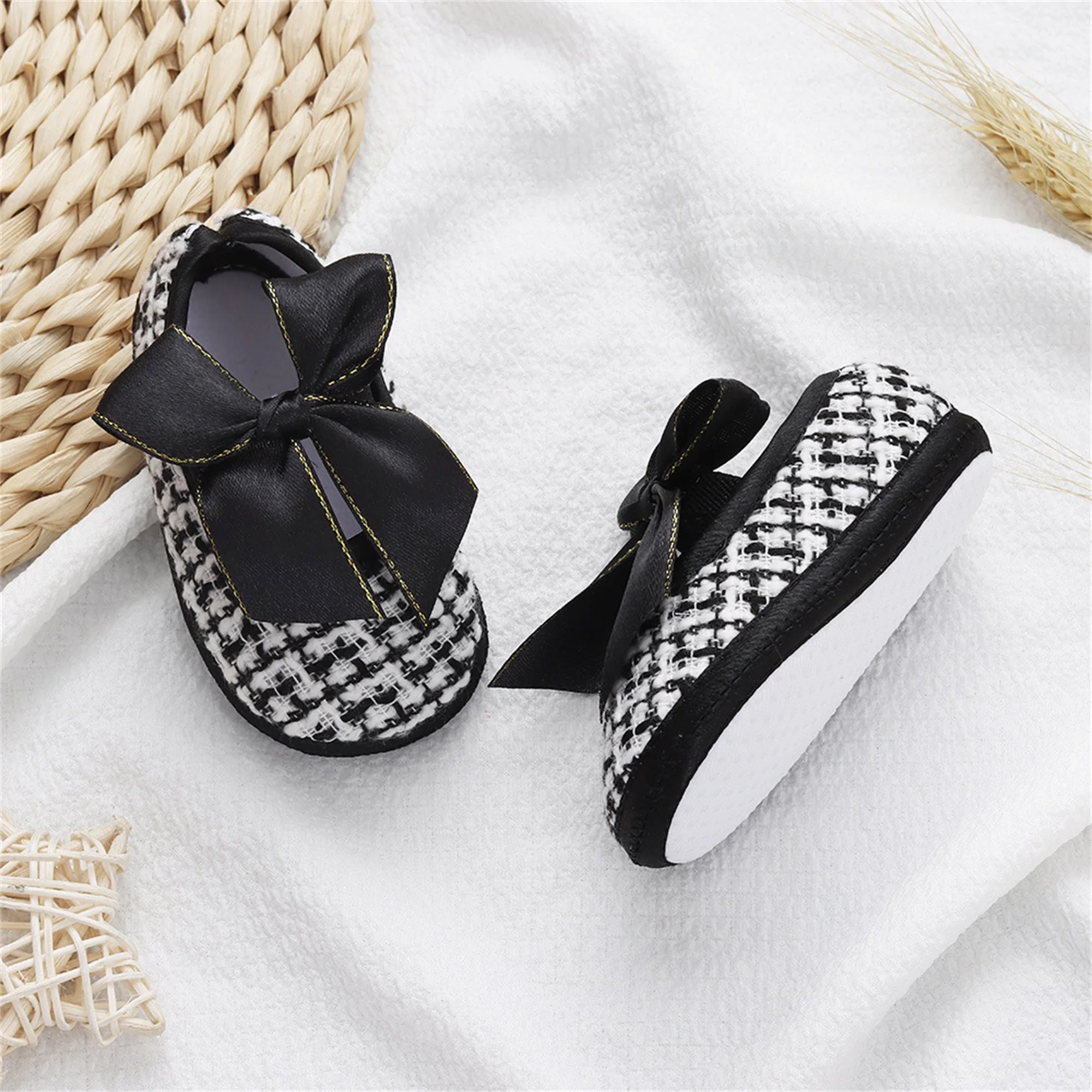 

Adorable Infant Mary Jane Shoes with Bow Stylish Plaid Dress Shoes Closed Toe Anti-slip Soft Sole First Walker Shoes