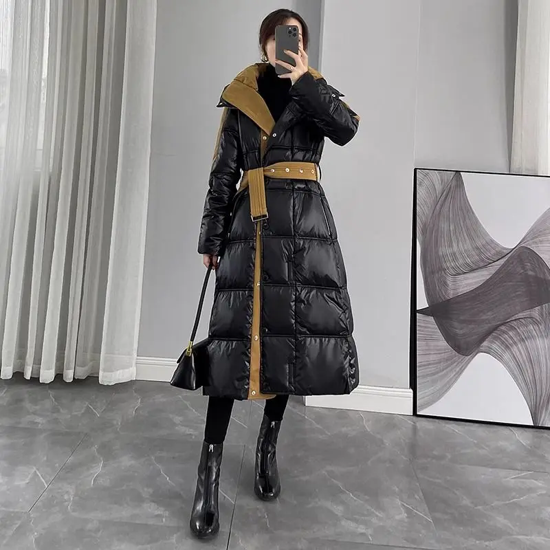 سترة سوداء لامعة للنساء تصميم شتوي جديد فضفاض ورقيق متوسط وطويل سميك معطف مزاجه التنقل