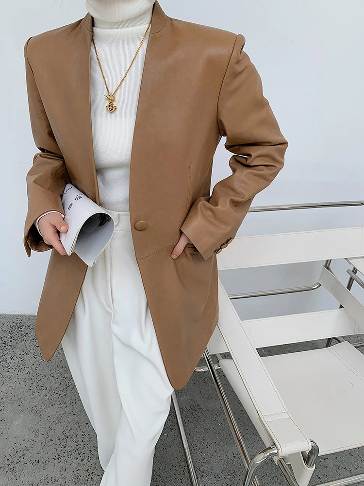 เสื้อแจ็คเก็ตหนังแกะทรงวีคอแบบเรียบง่ายสำหรับผู้หญิง ความยาวปานกลาง ทรงหลวม ช่วยให้ดูผอมเพรียว แฟชั่นฤดูใบไม้ร่วง