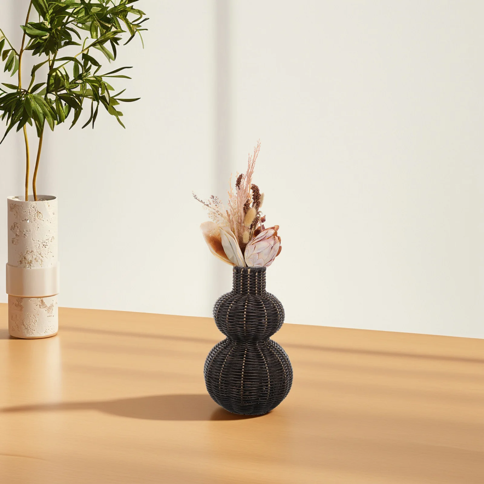 

Faux Rattan Woven Handmade Vase Rustic Decorative Flower Basket Floral Arrangement Vase for Home Office Decoration