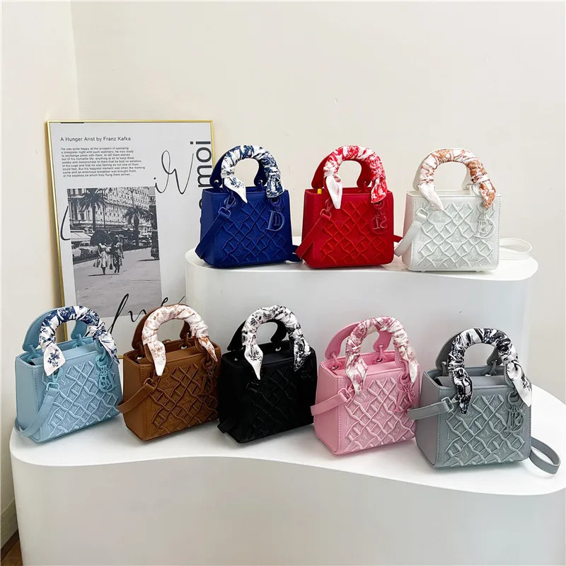 Guofeng Heavy Industry Embroidered Handheld Princess Diana Bag for Women, High-End Light Luxury Crossbody Bag, 2026 New Style