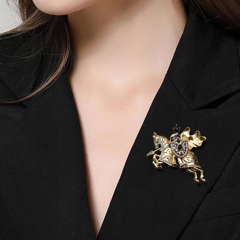 Vintage Classic Fairy Tale Knight Design Crystal Brooch Pin For Women Men Retro Middle Clothing Suit Badges Accessories Corsage