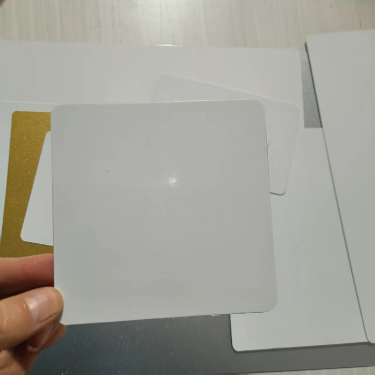 Metalowe płytki aluminiowe do sublimacji, z zaokrąglonymi krawędziami, grubość 0,5 mm, 20 sztuk, dostępne w wielu rozmiarach, idealne do samodzielnego tworzenia wydruków fotograficznych. — zdjęcie produktu 3