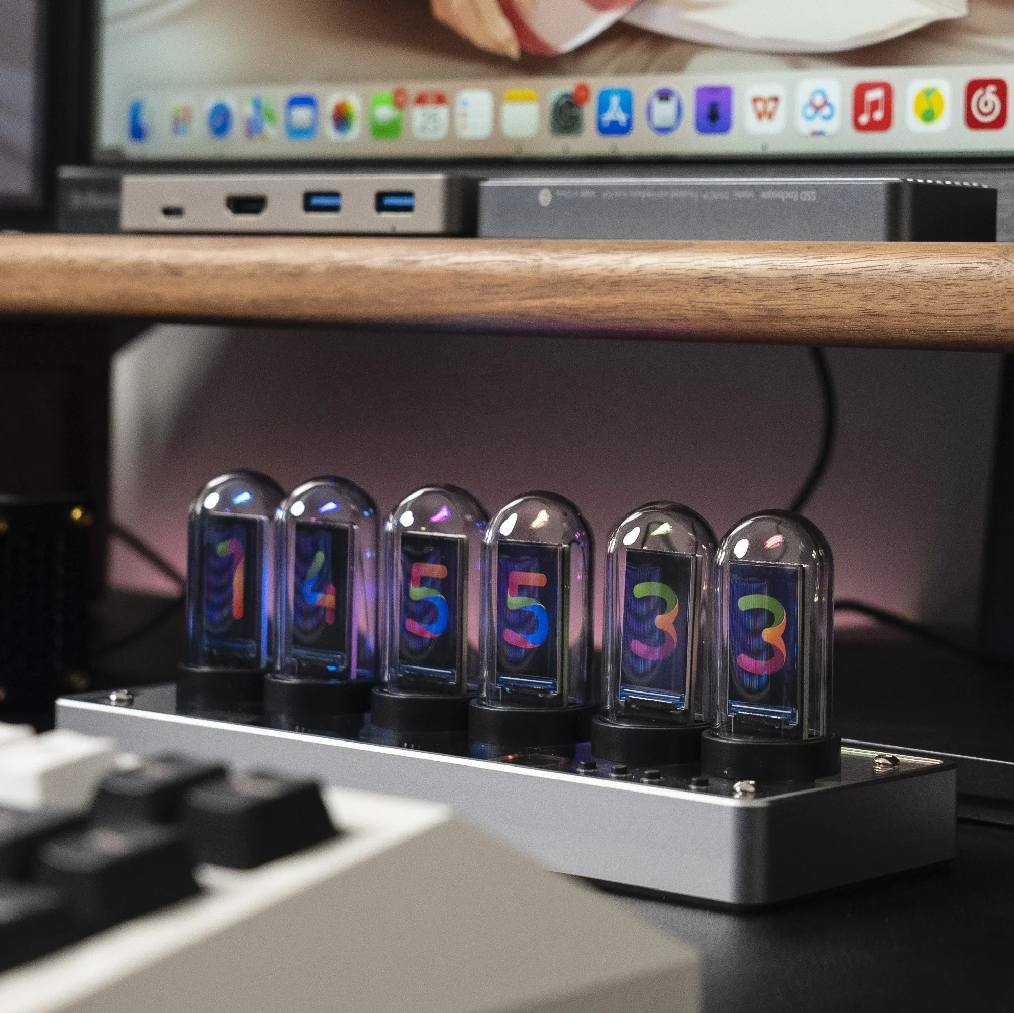 2024 نمط جديد الإبداعية الملونة USB الرجعية ساعة الطاولة IPS شاشة ملونة Nixie أنبوب منبه رقمي على مدار الساعة
