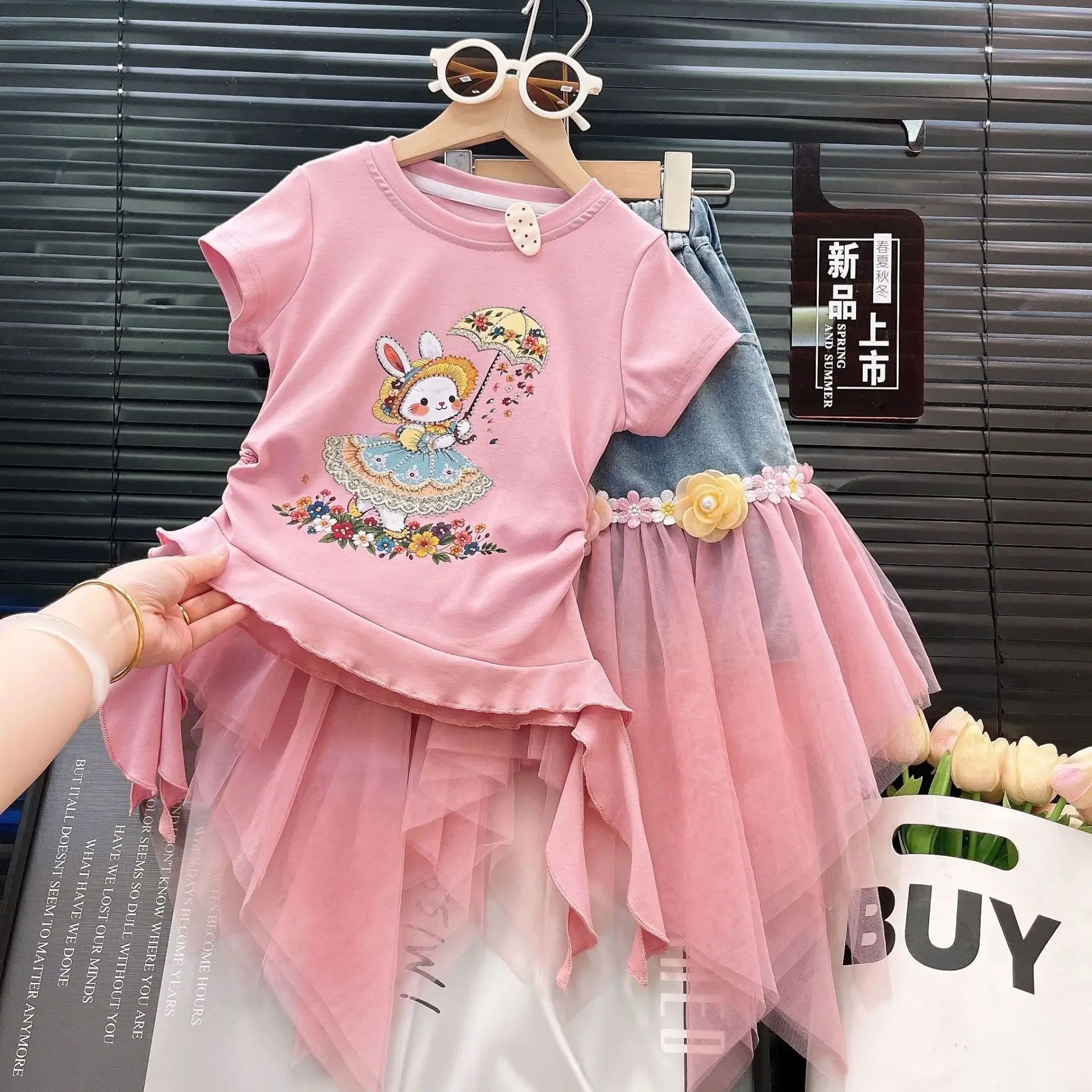 Mädchen-Set mit bedrucktem Kurzarm-Oberteil und asymmetrischem Jeansrock aus Mesh – Sommerliches 2-teiliges Outfit für Kinder, Freizeitkleidung – Detail 4
