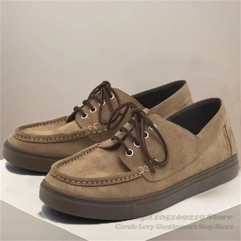 Zapatos Retro de gamuza marrón con forma de barco para hombre, primavera 2026, nuevos zapatos de cuero con punta redonda de Color sólido con cordones, cómodos e informales para trabajo de oficina