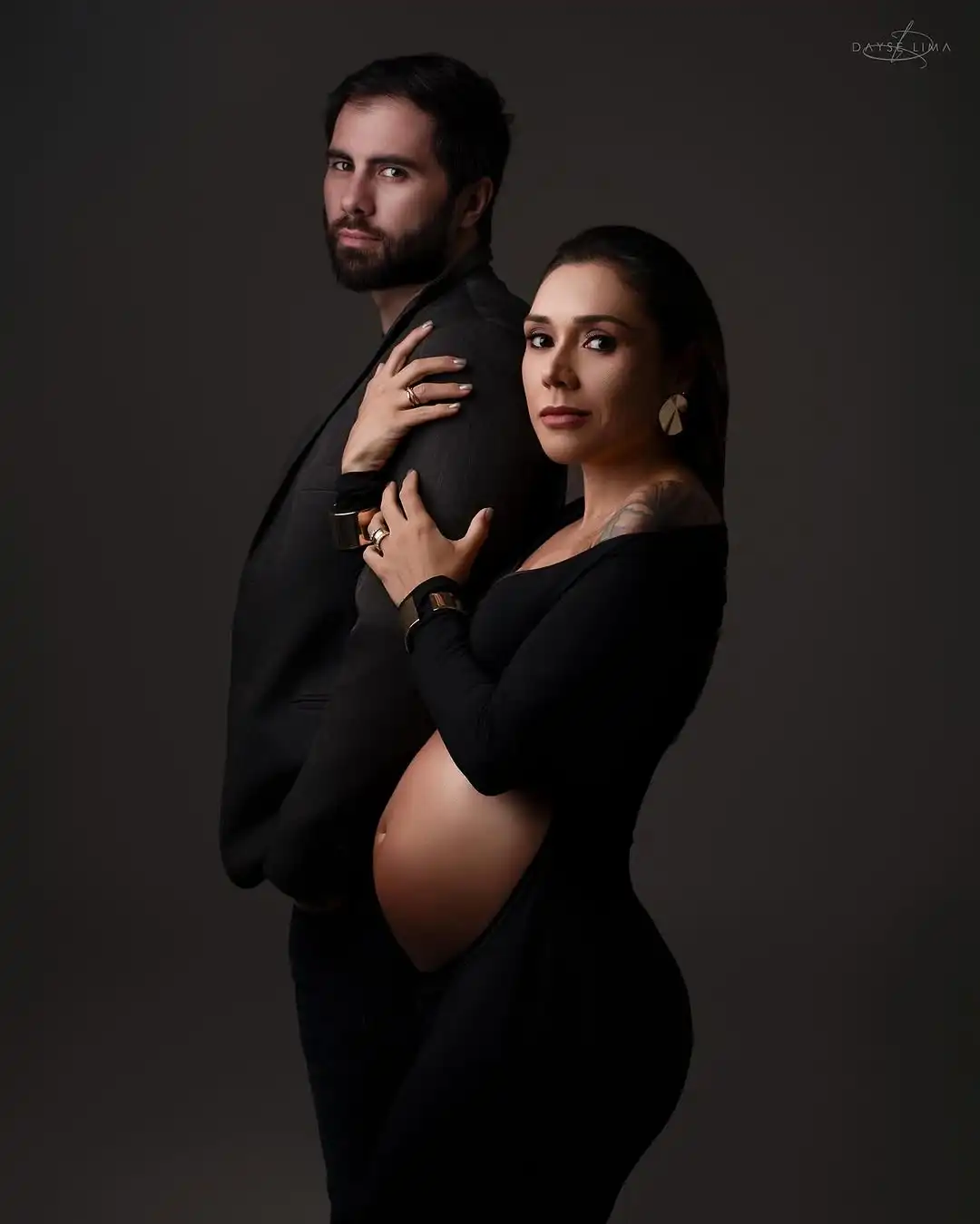 ที่ไม่ซ้ํากันสีดํา Mermaid ชุดคลุมท้องถ่ายภาพสีขาว Big Ruffles V คอеชุดการตั้งครรภ์ยิง Props