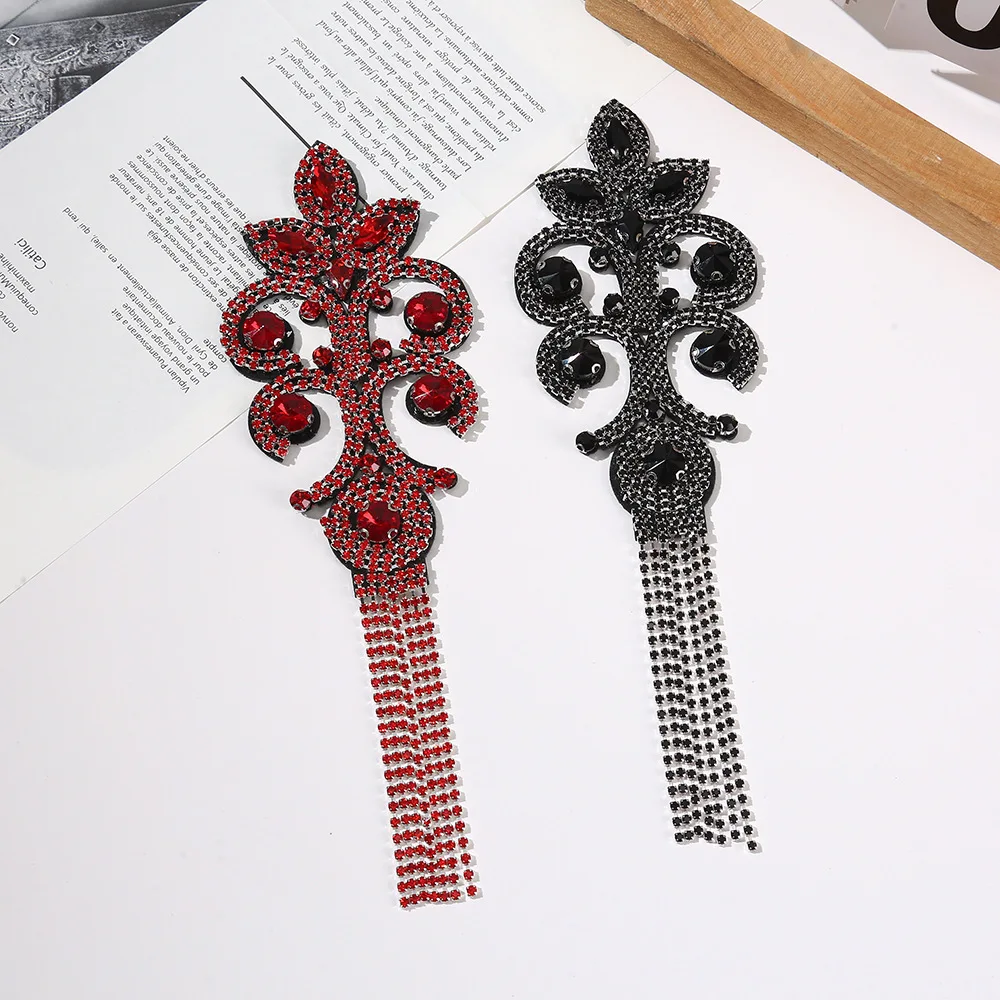 

Аксессуары для одежды своими руками: цепочки с кисточками из страз и декоративные стразы в дворцовом стиле.