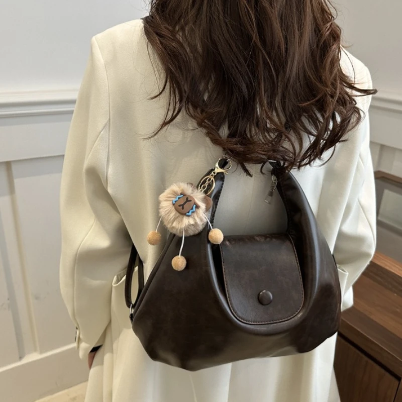 Vintage Hobo-Tragetasche aus weichem Leder mit niedlichem Plüsch-Anhänger, wandelbarer Rucksack, lässige Schultertasche mit großem Fassungsvermögen für Damen – Detail 20
