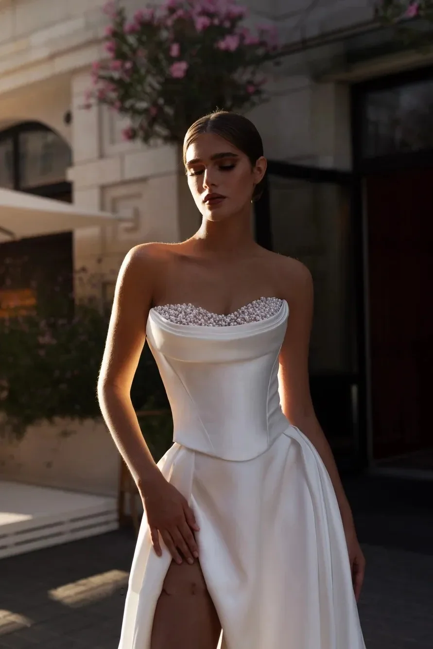 Elegante abito da sposa da donna in raso a linea A senza spalline senza maniche Abiti da sposa Perle Perline Abito con strascico laterale diviso Realizzato su misura