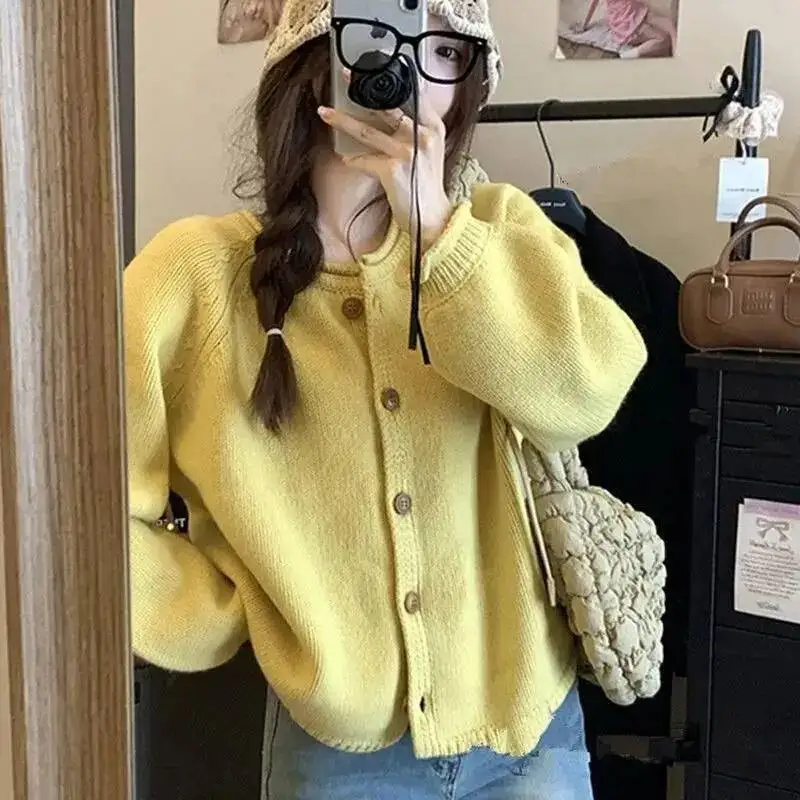 Cardigan lavorato a maglia Primavera e autunno Nuovo esterno ampio che indossa una giacca maglione con scollo tondo arricciato corto di colore sottile