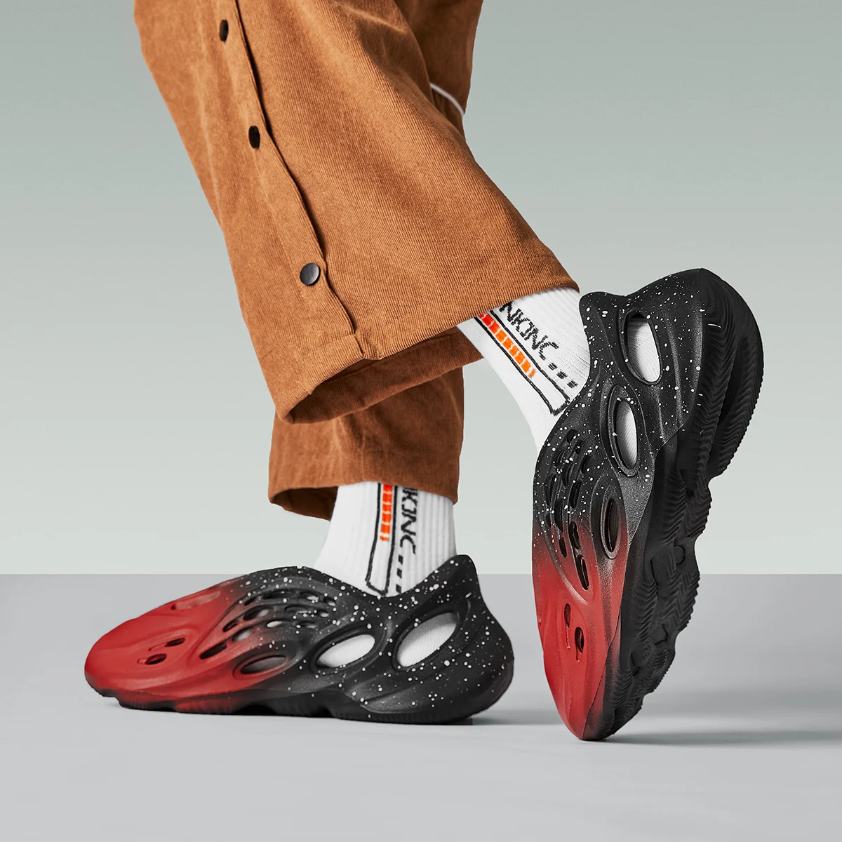 

Men's Flat Clogs Designer Shoes Luxury Brand Sandals EVA Breathable Soft Sole Close Toe Comfort Summer Beach Shoes