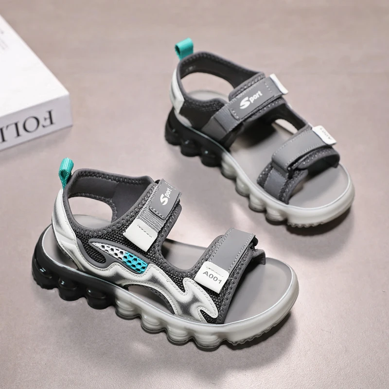 A pair of children's summer breathable open-toe sandals, soft and comfortable to wear. Suitable for outdoor use. XBS-1805L