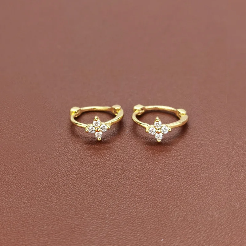 Zierliche Blumen-Ohrclips für Frauen, Piercing-Knorpel-Ohrring, Niedlicher Zirkon in Goldfarbe, Ästhetischer Damenschmuck KDE028 – Detail 5