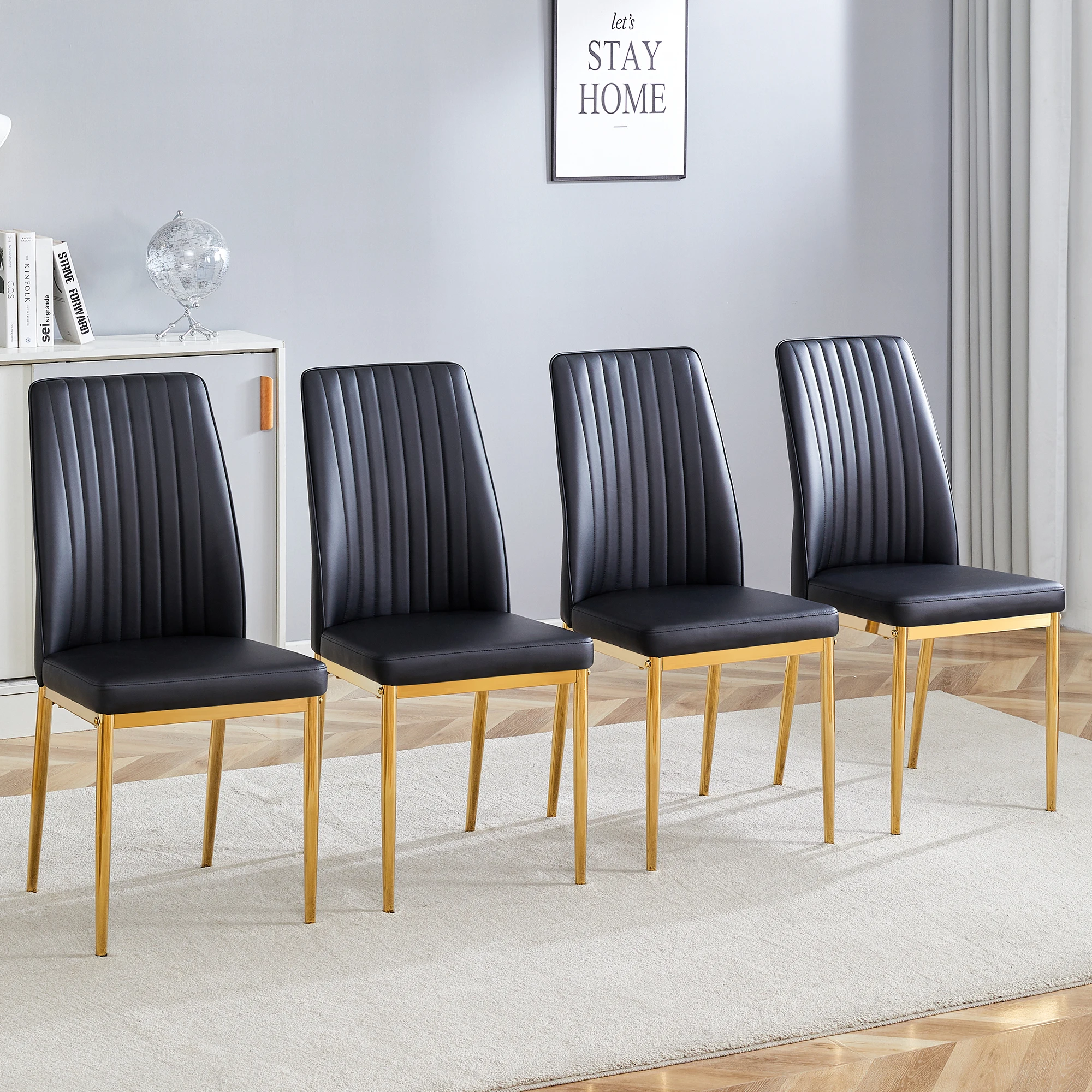 Set di 4 eleganti sedie da pranzo nere: gambe in metallo dorato, rivestimento in pelle sintetica nera, per creare un ambiente da pranzo di grande stile.