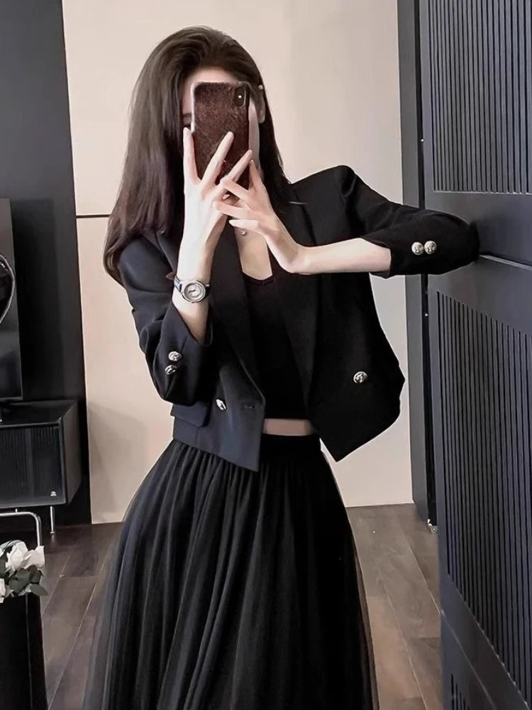 

Элегантный черный пиджак для женщин, новинка 2023 года, весна-осень, короткий маленький декор на пуговицах, стильный нишевый пиджак с длинными рукавами