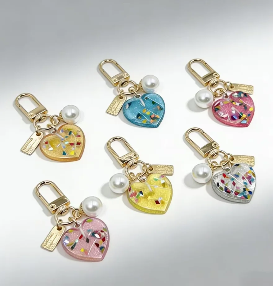 

Новый брелок в форме сердца с жемчугом, инкрустированный разноцветными стразами, милый и свежий, подвеска для сумки для девочек, брелок для ключей, персонализированный подарок
