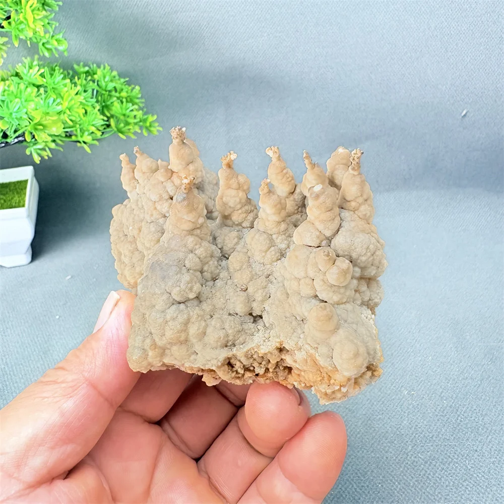 Natural Gemstone – calcite Crystal Clusters In Their Raw Form; Crystals With A Rough Shape, Used For Home Decoration And As Mine
