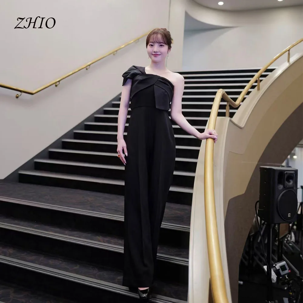 فستان سهرة رسمي أسود أنيق من ZHIO بكتف واحد على شكل حرف A وثنيات بطول الأرض من الساتان لحفلات الزفاف حسب الطلب