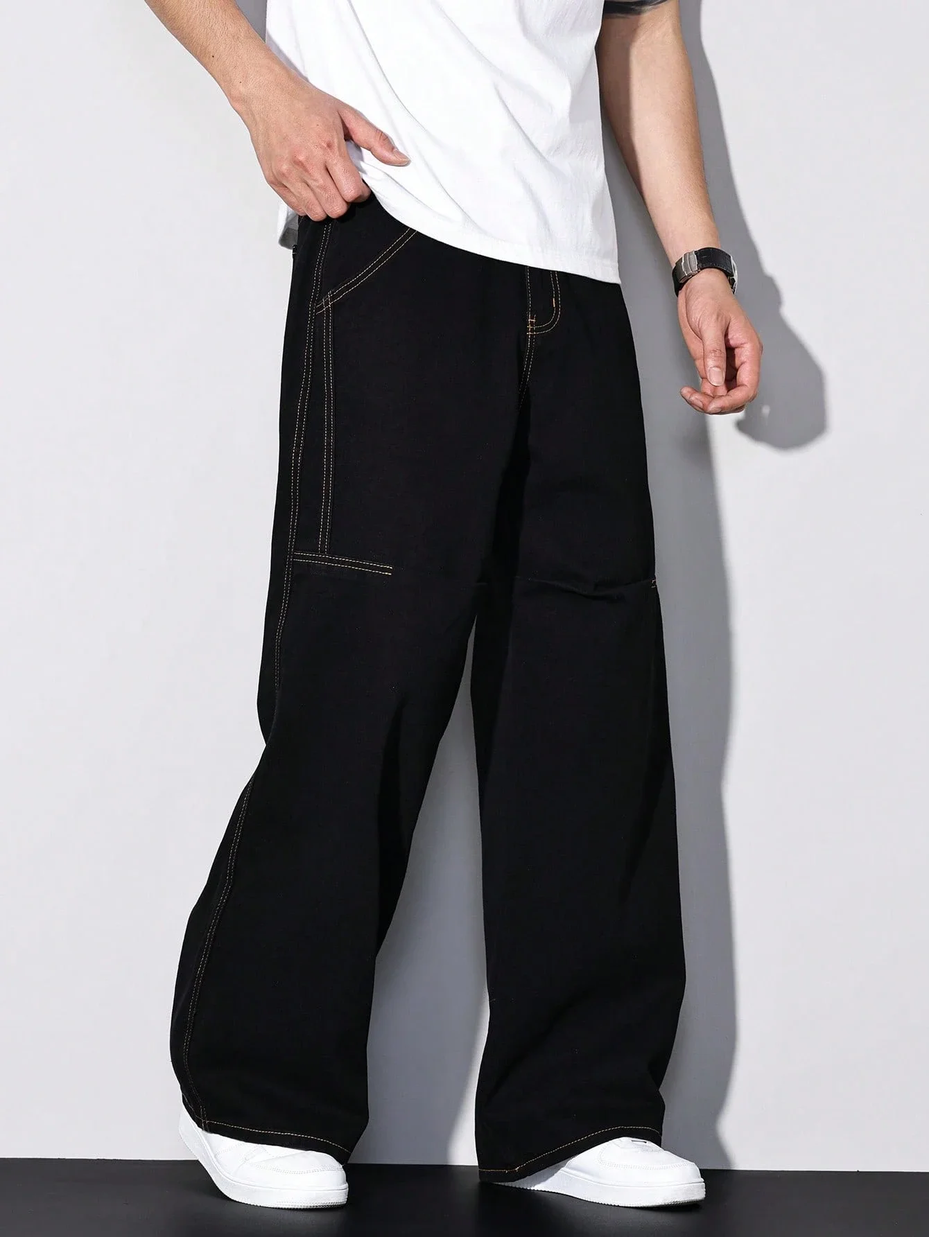 

Повседневные черные джинсы с широкими штанинами и контрастной строчкой