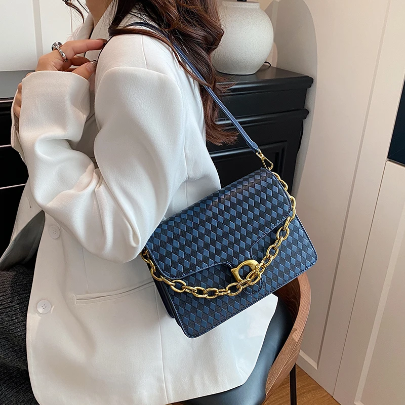 

2025 New Sophisticated Retro Style Soft Leather Sling Bag for Ladies Polished Hardware Daily Outing Companion Quiet Luxury